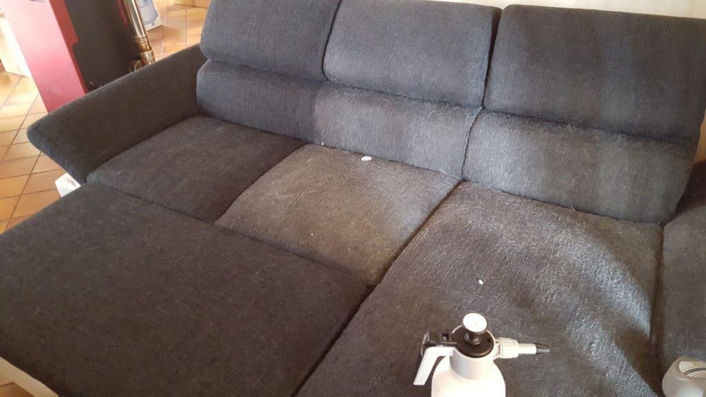 Come smacchiare il divano in tessuto
