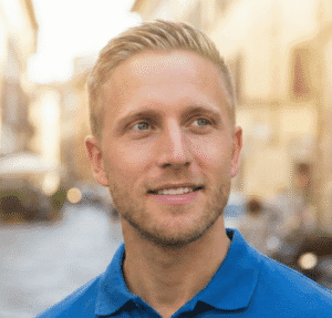 Ragazzo con sguardo fiducioso dopo l‘aumento dei clienti e le richieste