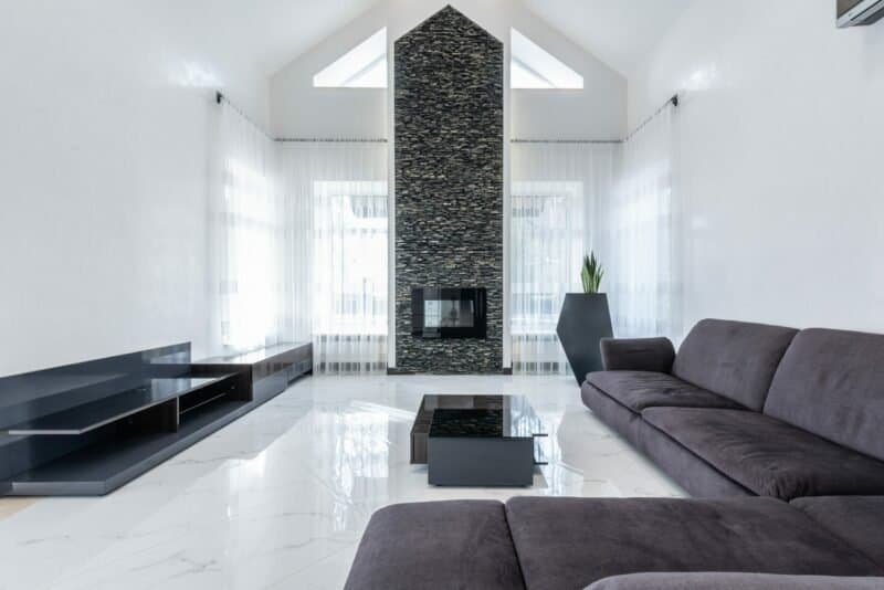 soggiorno con pavimento in marmo