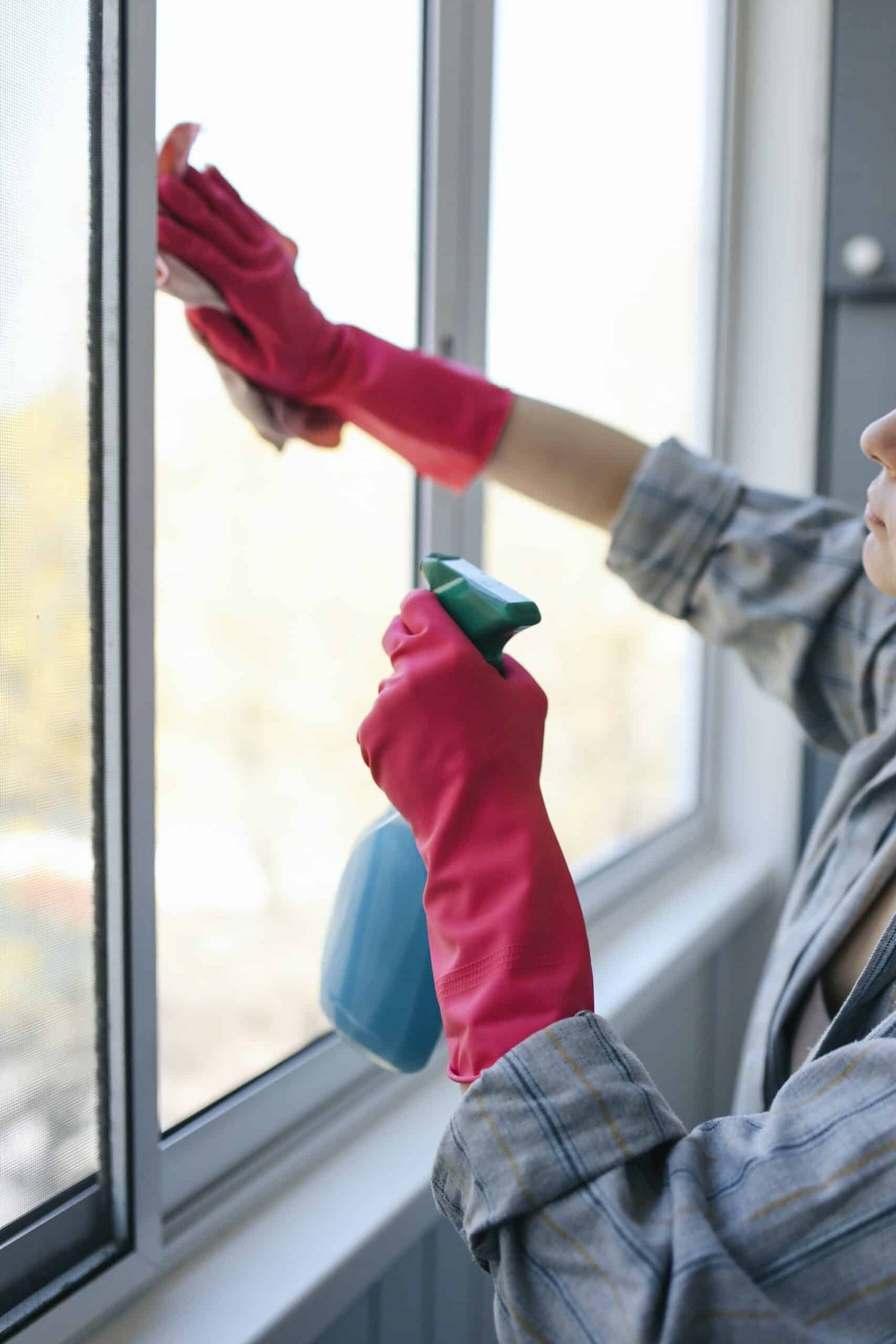 Pulire i vetri di casa: 4 soluzioni fai da te per eliminare gli aloni